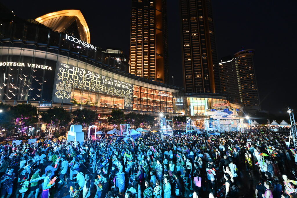 ICONSIAM’s ‘Thaiconic Songkran Celebration’ achieves sensational success as tourists from all over the world join in the unforgettable water splashing and cultural festivities.